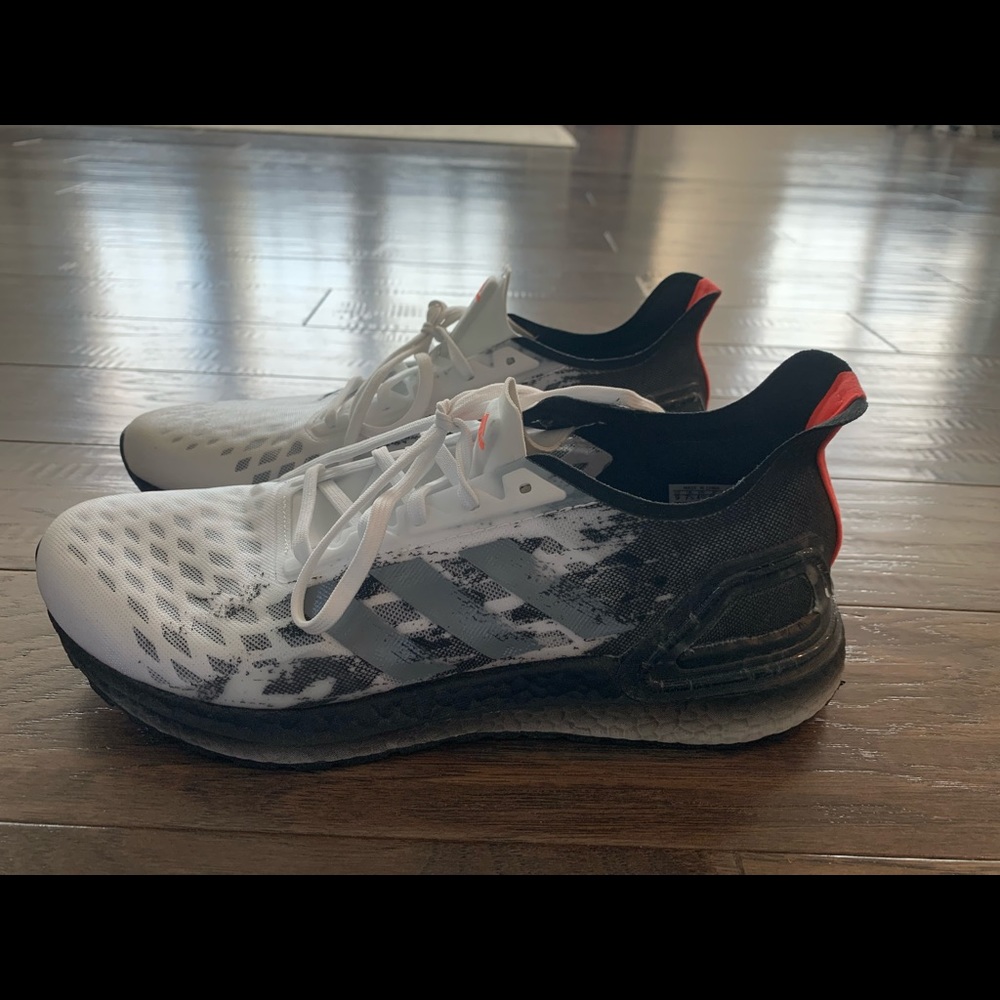 Women’s Adidas Ultra Boost Running Shoes Size 9
